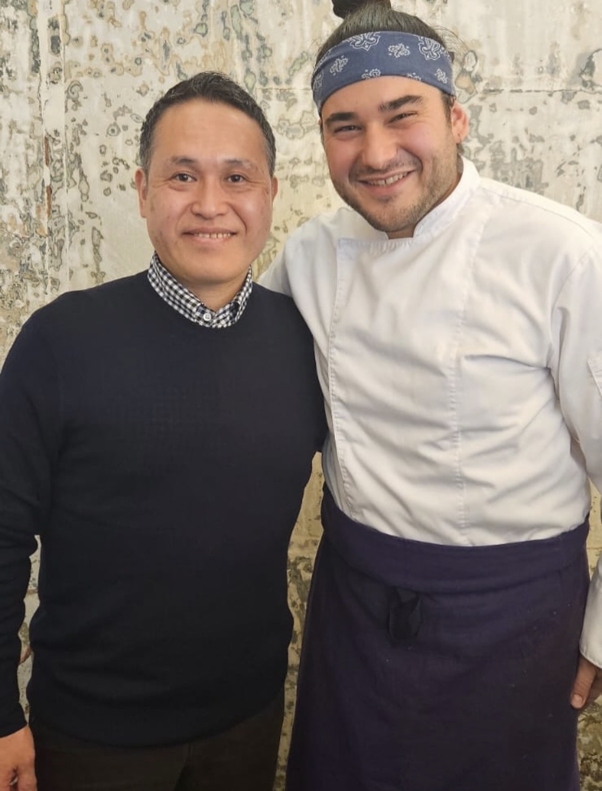 Yoichi Mukasa, saké sommelier de Sakadoya à Tokyo, aux côtés du chef Victor