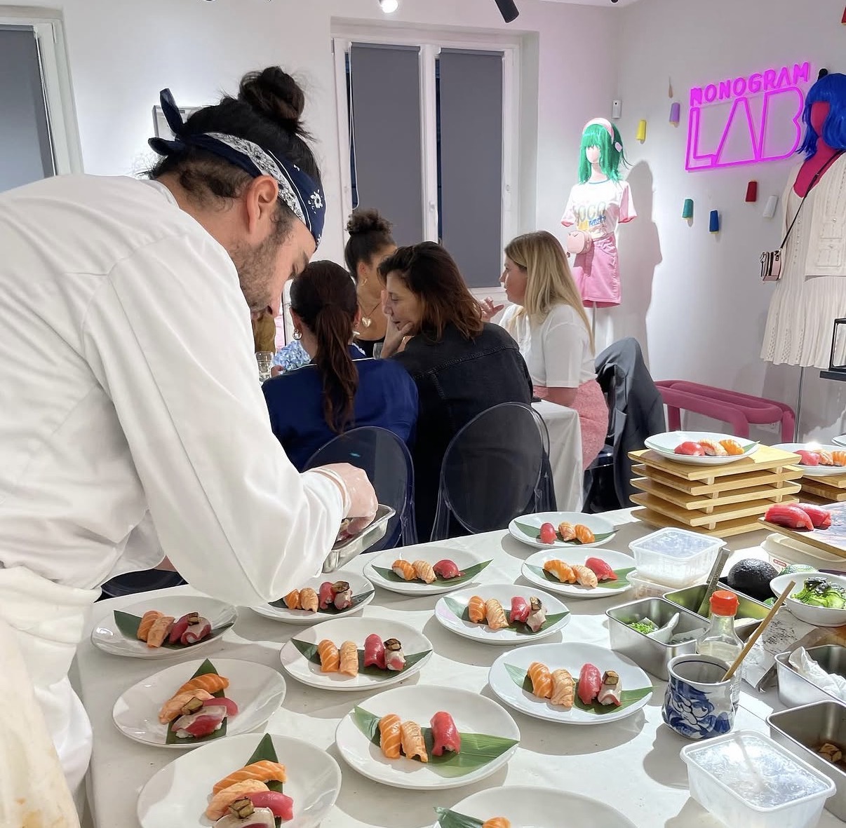 Le chef Victor dresse des assiettes de nigiri pendant un événement