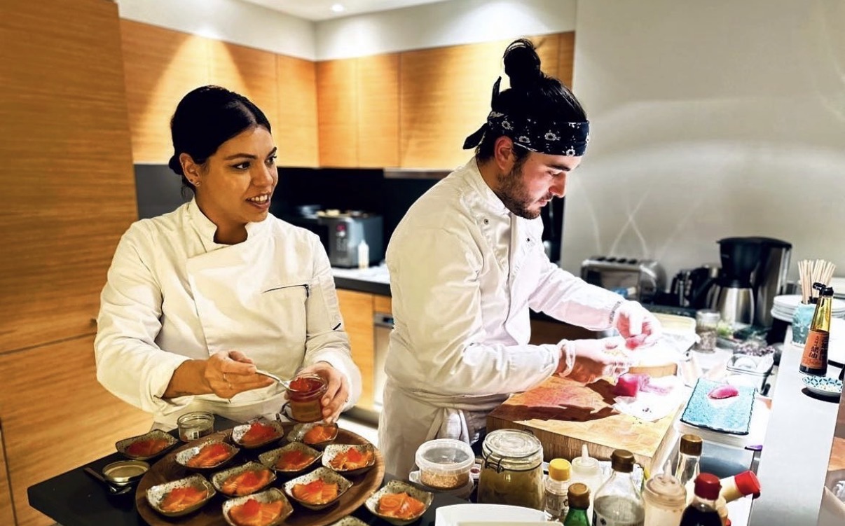 Victor et Priscilla préparent un dîner privé dans la cuisine de leurs hôtes