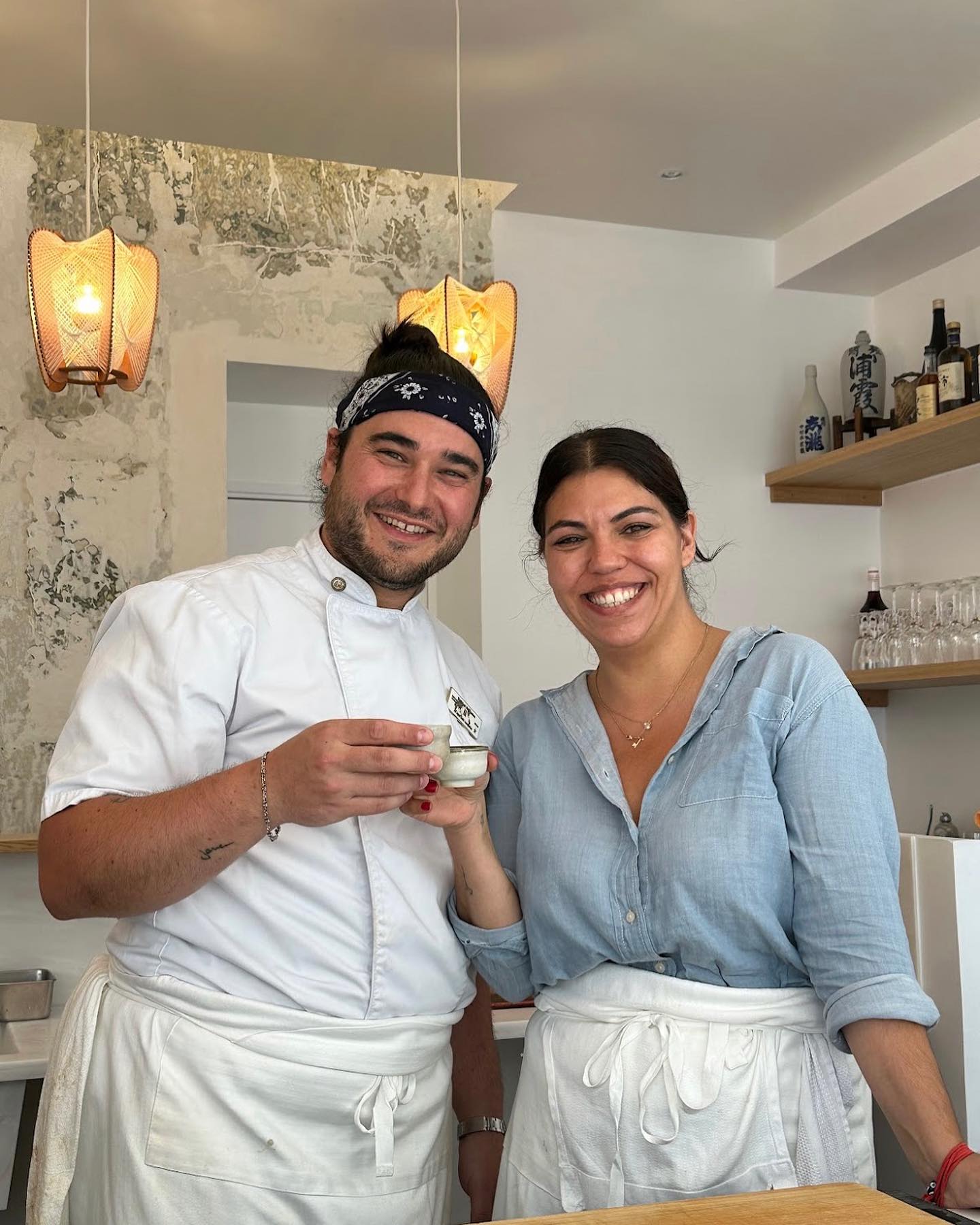 Victor et Priscilla derrière le comptoir de MAKŪ