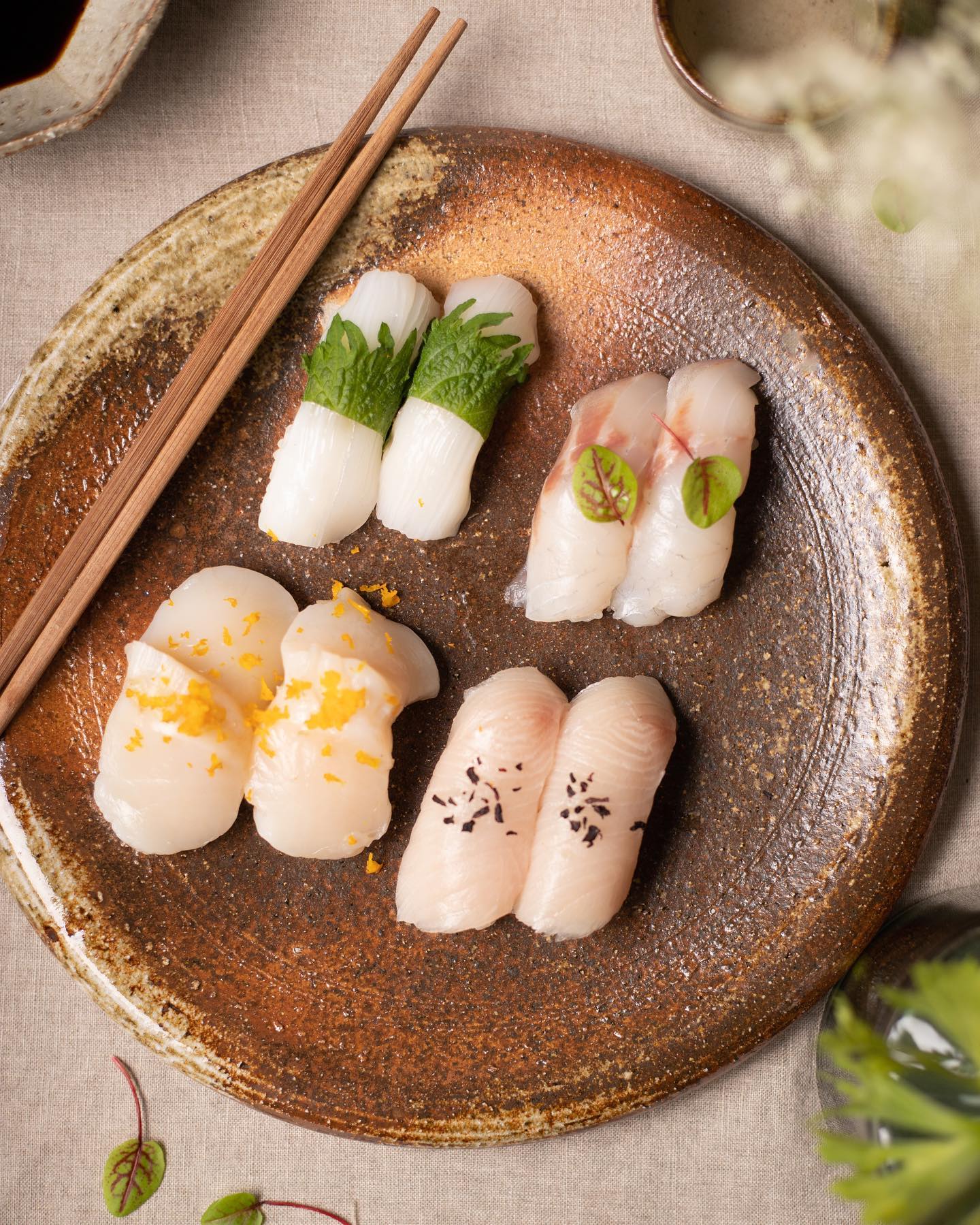 Assortiment de nigiri : seiche, daurade, saint-jacques et sériole