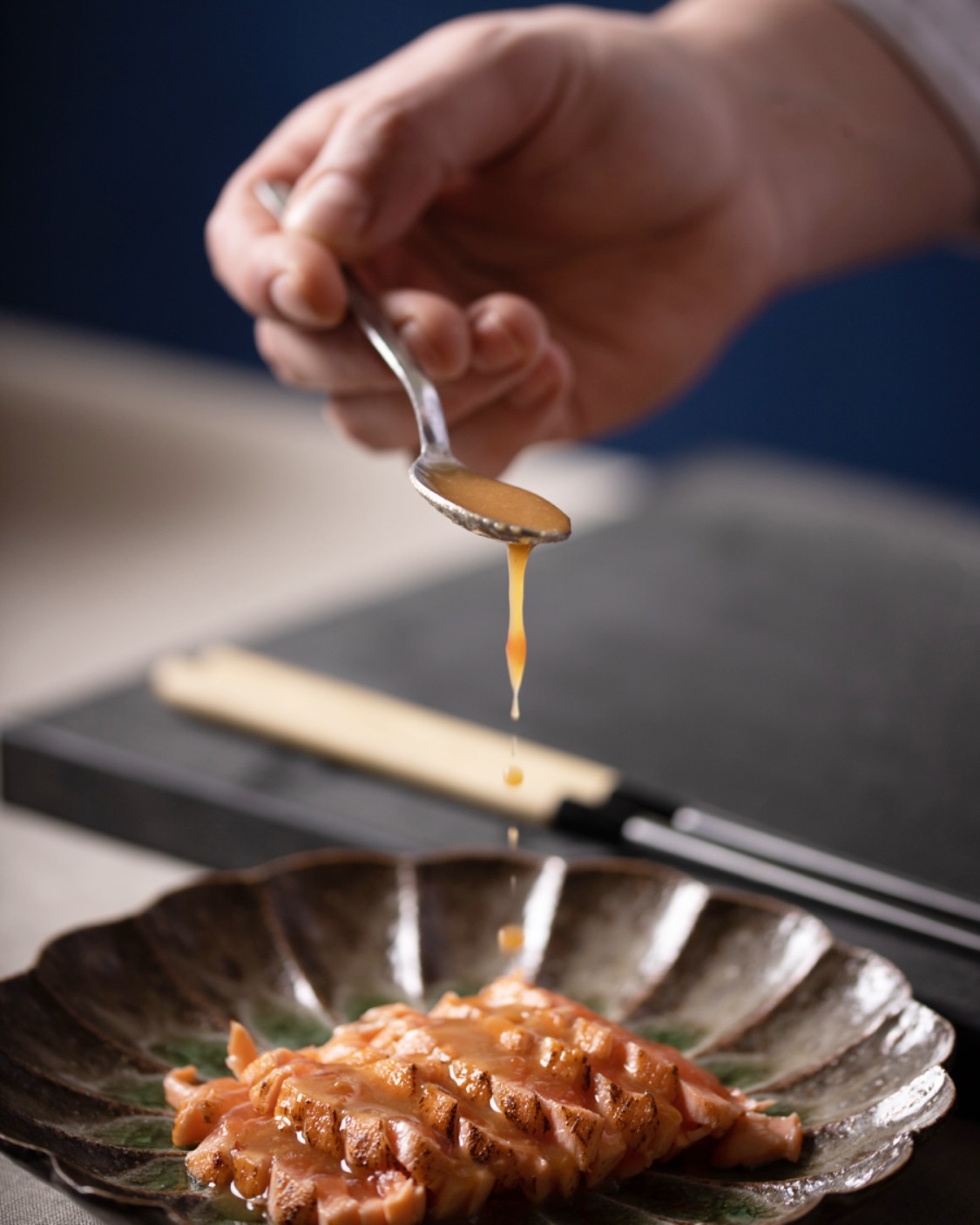 Dressage d'un plat à la cuillère sur une assiette en céramique