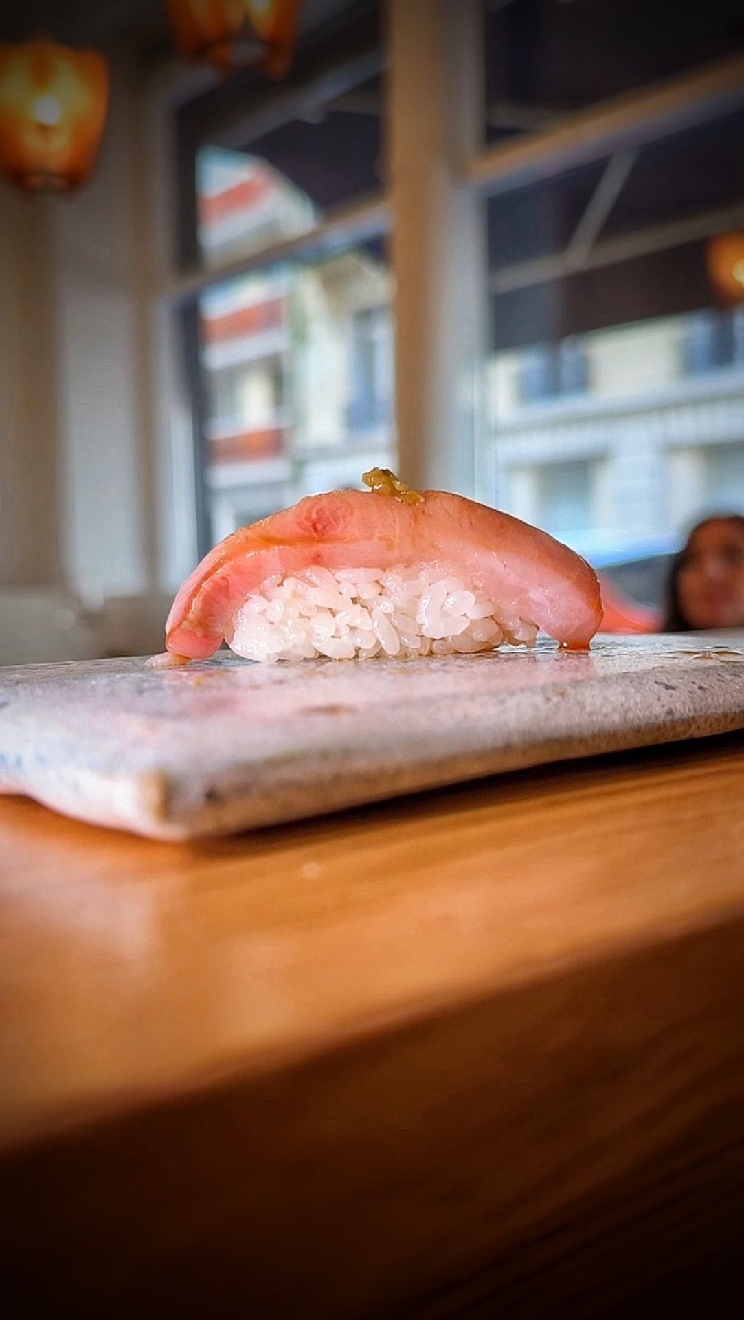 Nigiri posé sur une ardoise face à la rue