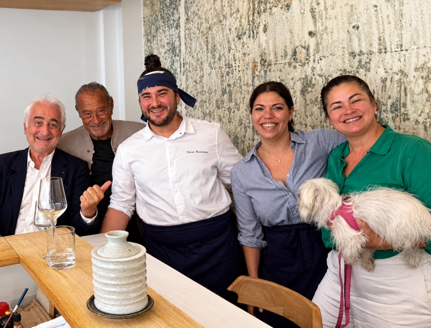 Guy Savoy, le chef Victor et l'équipe autour du comptoir de Makū