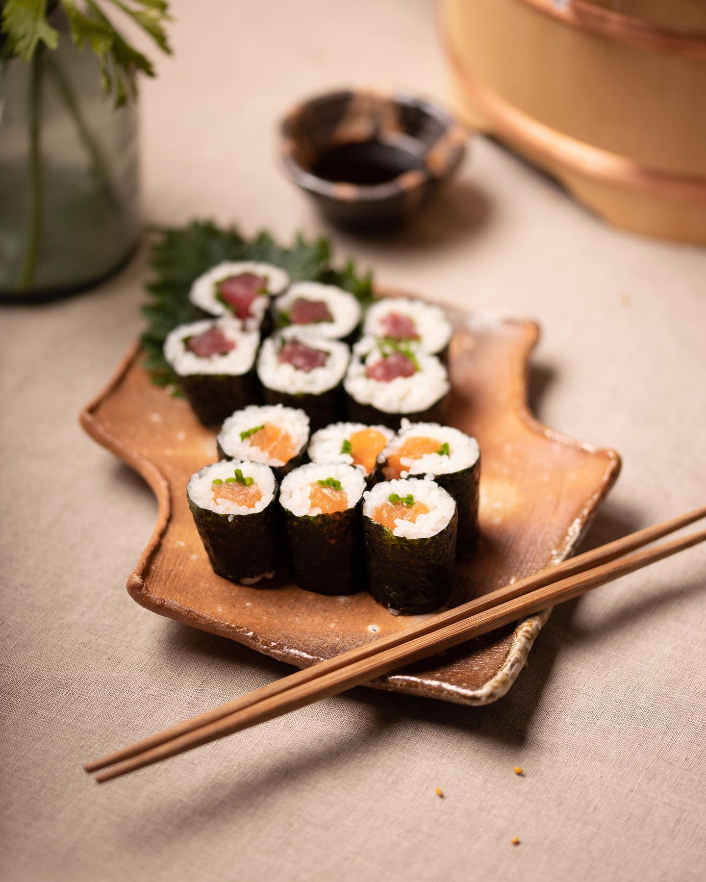 Maki thon rouge et saumon dressés sur une céramique artisanale